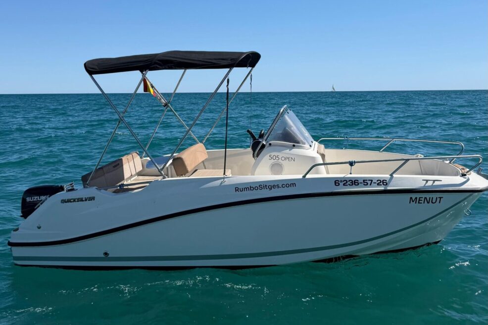 Menut Perfil scaled e1779190743757 alquiler barco sin licencia sitges,barco menut sin licencia,barco menut rumbositges
