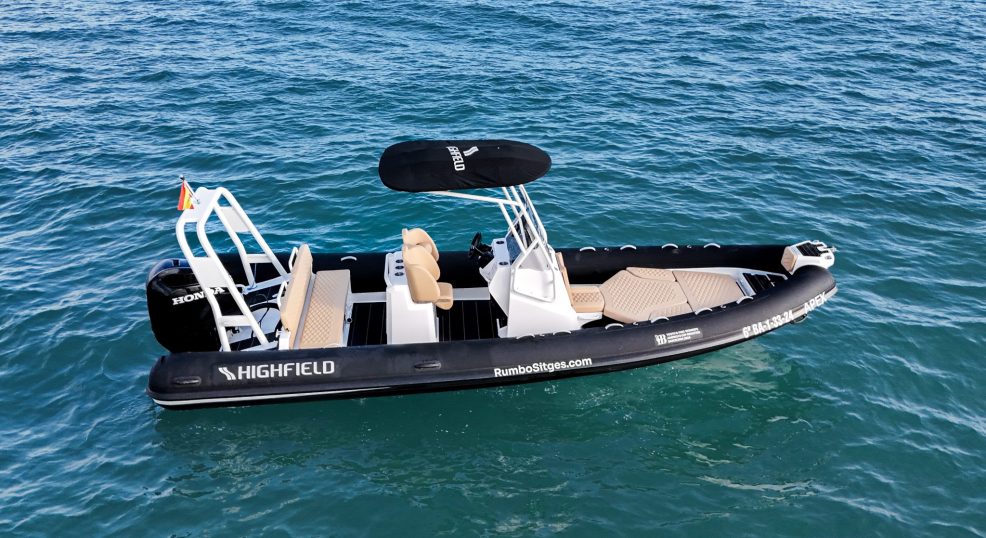 27 Foto Apex 20240617191625 0703 D scaled e1719144078106 alquiler barco sitges con capitan,alquiler barco apex rumbositges,alquiler barco apex sitges